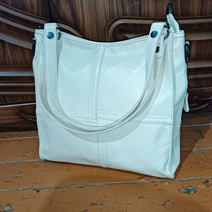 Сумкалар новый, базарда 200-180мың сум. Бизде 100мың сум