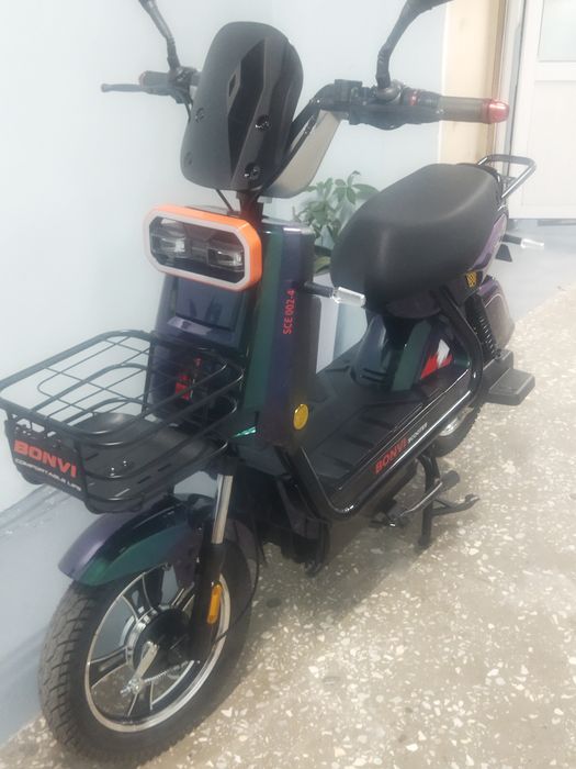 Скутер bonvi sce002-4