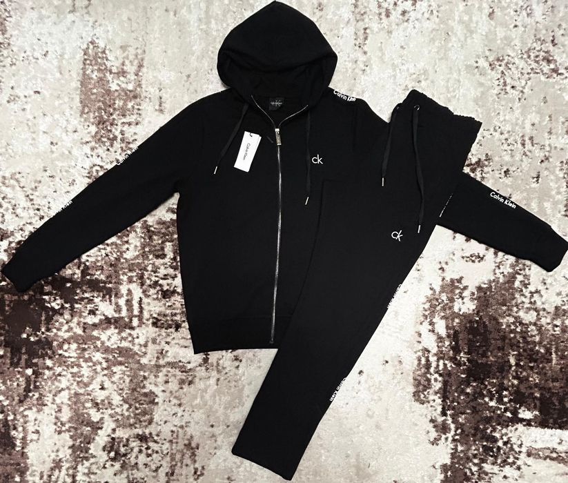 Vând compleu nou de bărbați Calvin Klein