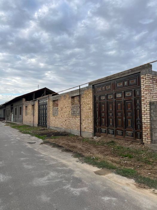 Срочно продаётся участок 8 соток с коробкой дома (11 комнат)в ЯНГИЮЛЕ.