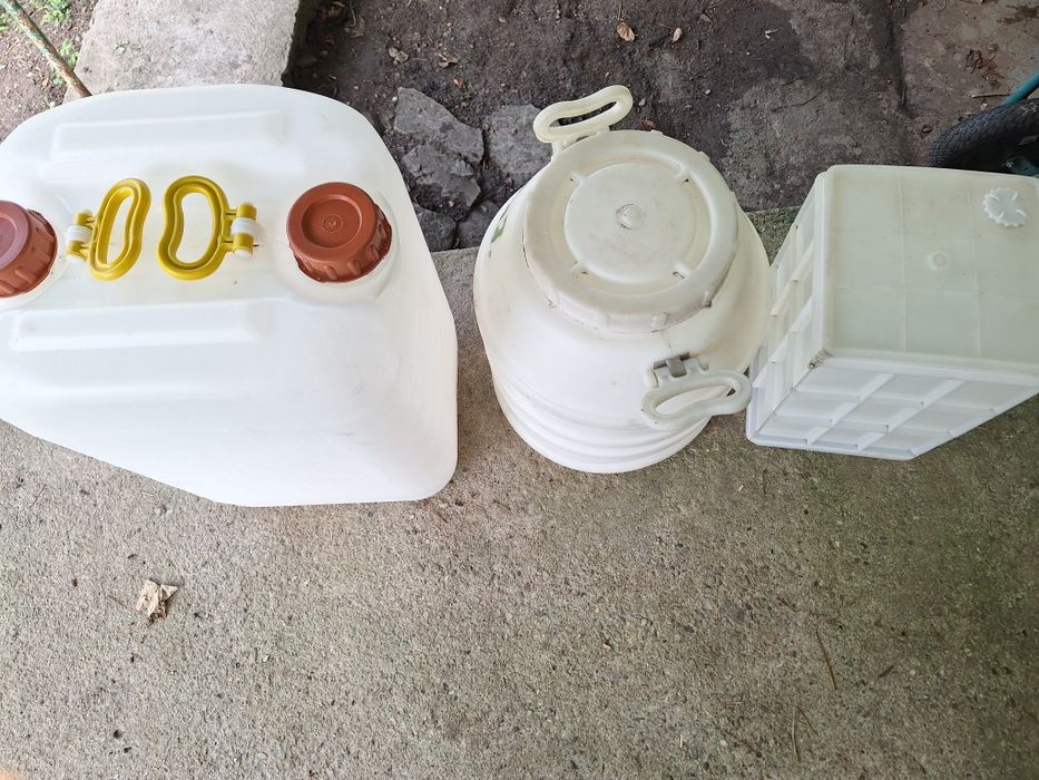 Vând bidoane  plastic