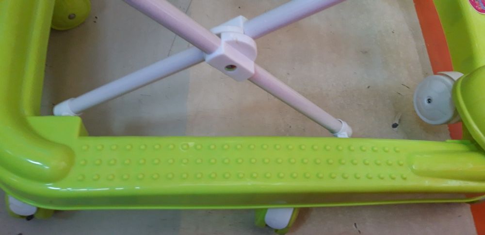 Premergator cu roti de plastic. Diverse culori.