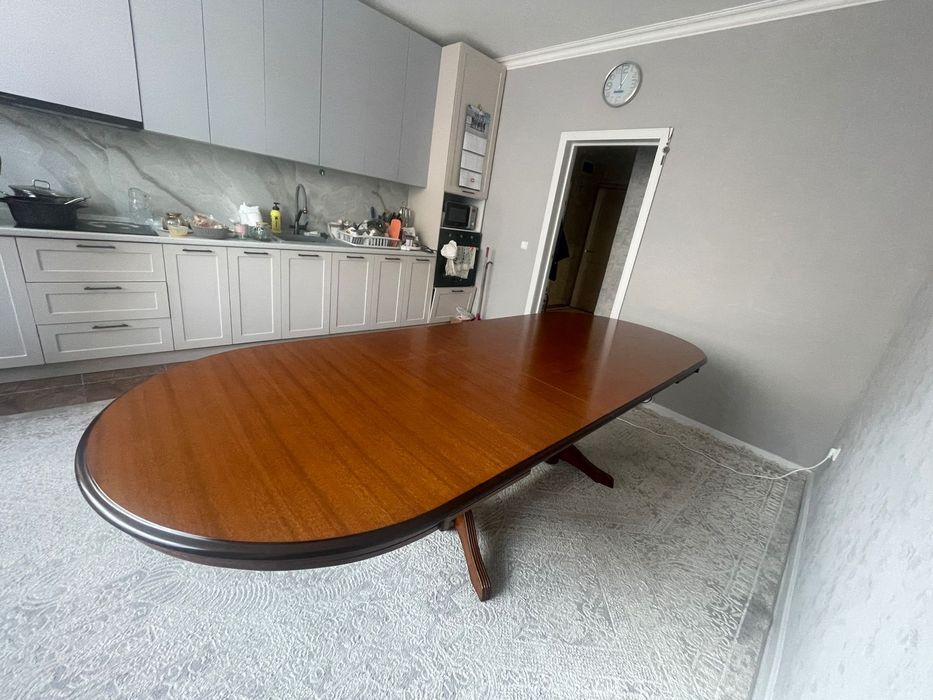 Стол и стулья в зал