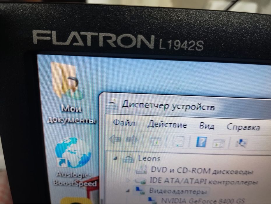 Компьютер с компьютерным столом и отдельно