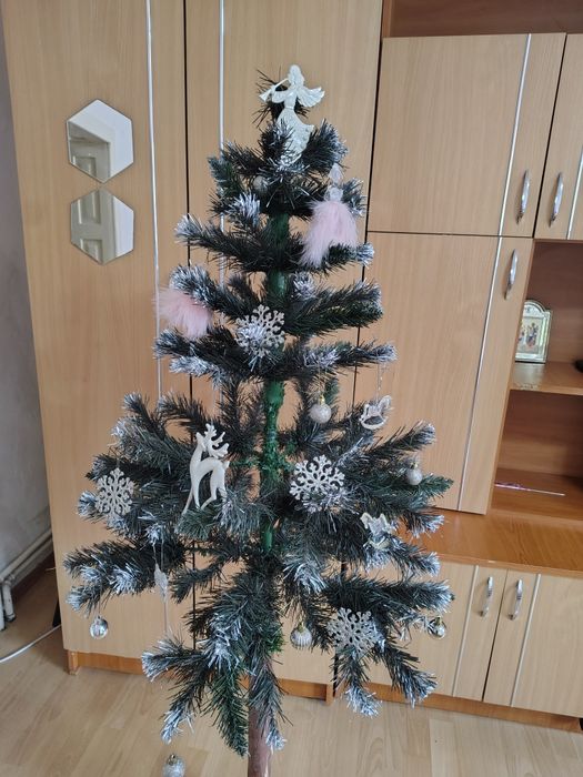 Brad de Crăciun cu decorațiuni