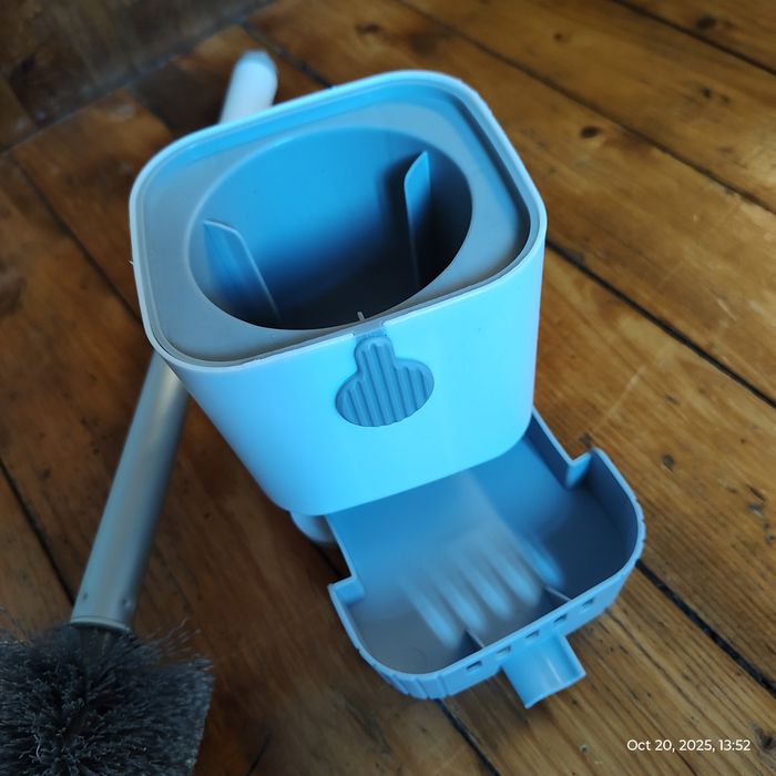 Диспенсър за сапун на пяна и четка за тоалетна чиния