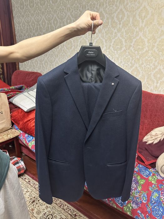 Костюм тройка, новый только 1 раз одевали