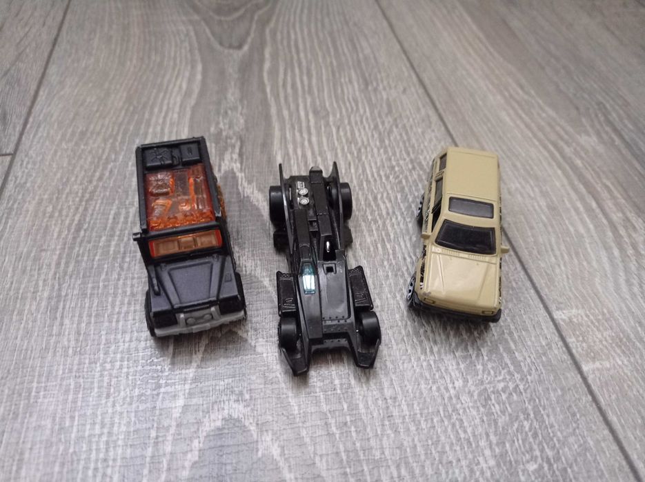 Играчки: топка, тиква, извънземно, пумпал, макетни колички