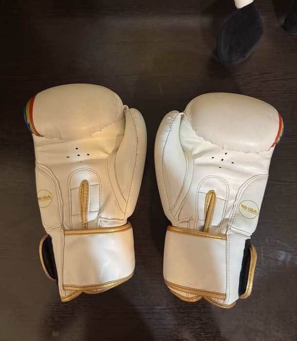 Перчатки STING IBA 10унц + бинты ADIDAS