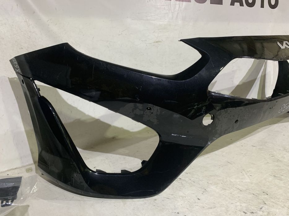 Bara fata Kia Ceed, X-Ceed, 2021, 2022, 2023, 2024, cod origine OE 86511-J7CA0, cu gauri pentru senzori de parcare. Fisurata usor dreapta jos.