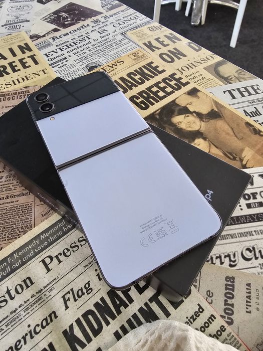 Samsung Z Flip 4 256GB/8GB