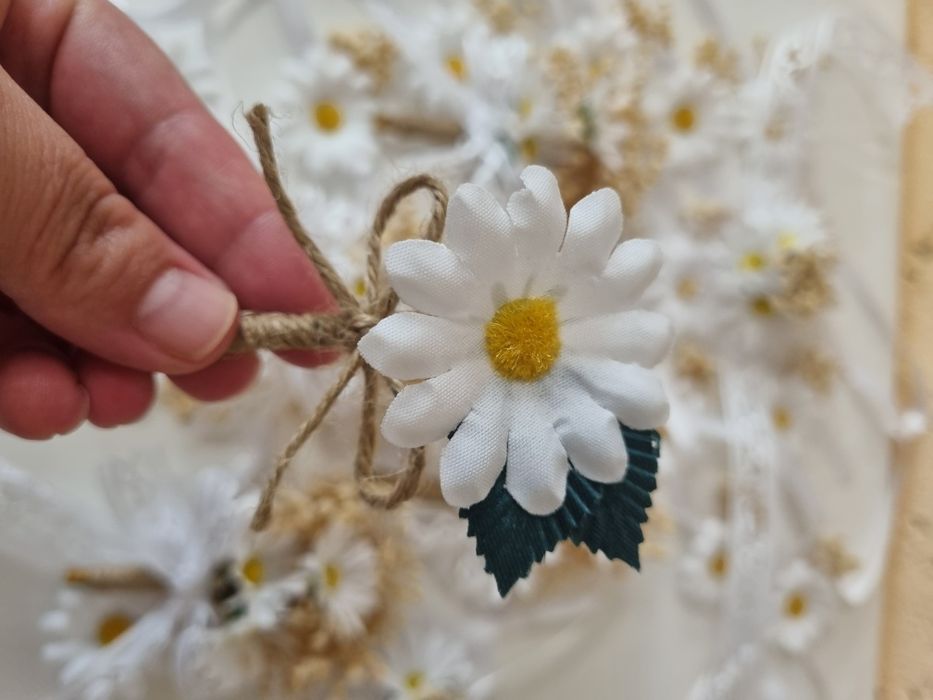 Нежни бутониери за ревер гривни булчински букет сватба