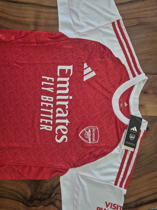 Новите тениски на Арсенал 25/26