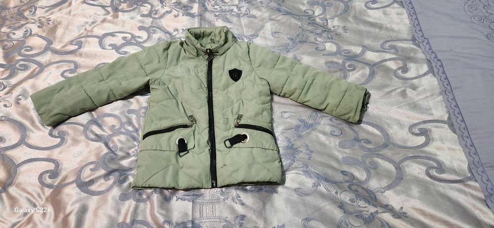4,5,6 еш болалар учун куртка, угил еки киз фарки йук.