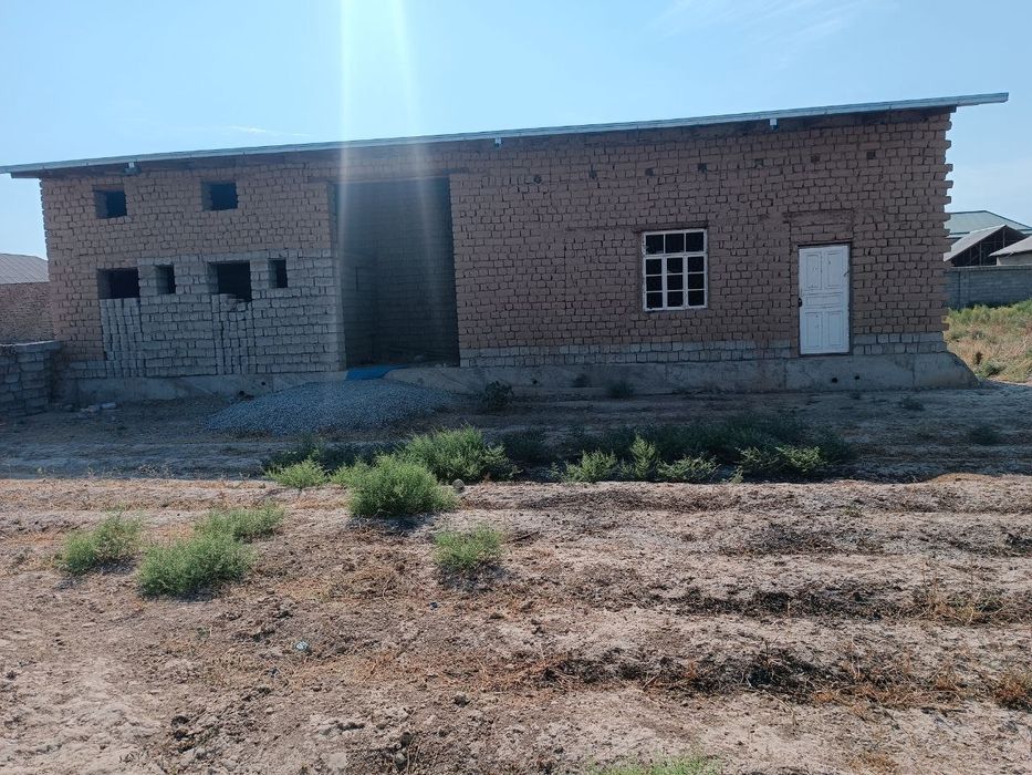 Qurulishi tugallanmagan uy sotiladi 
6 sotix 
Oshxona ,xojatxona,banya