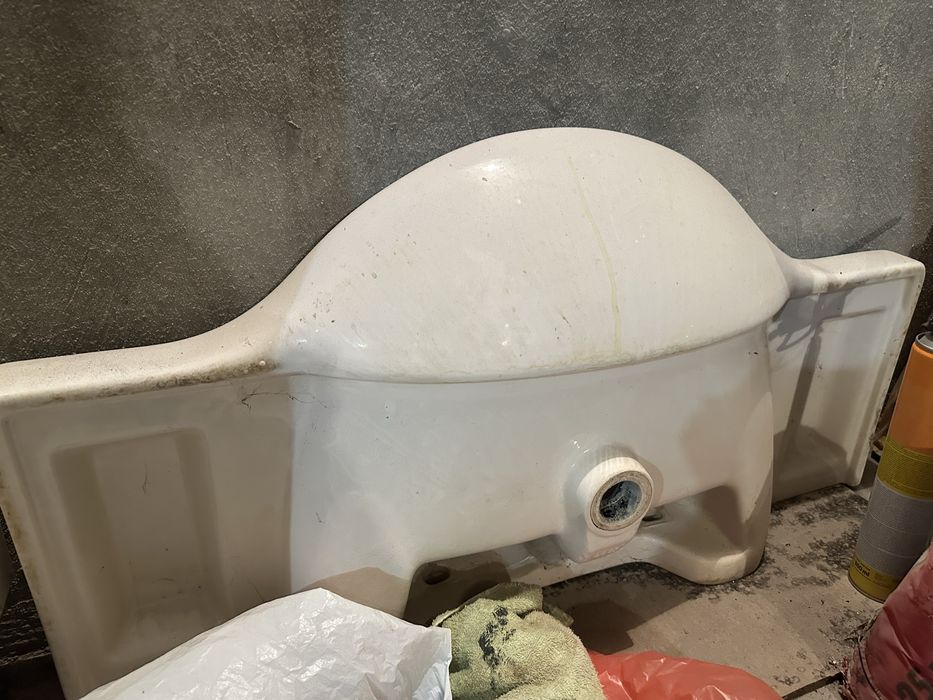 Шкаф за баня с умивалник