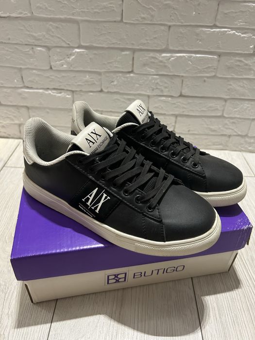 Продам кроссовки на весну осень