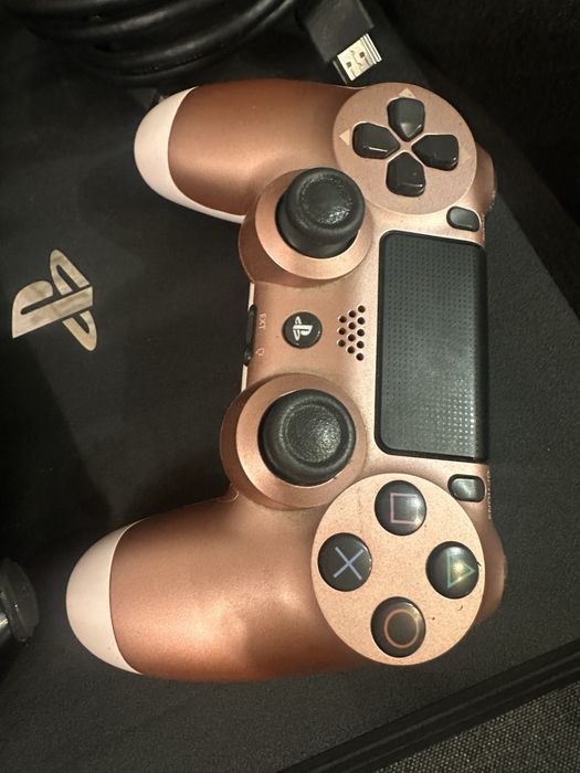 Конзола SONY PS4 Pro 1TB с два безжични джойстика