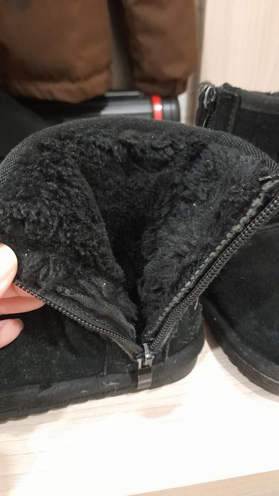 Продам угги. В подарок ветровка.