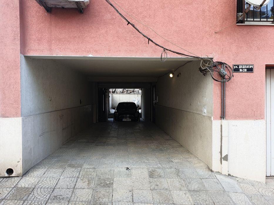 Продава се под земен паркинг