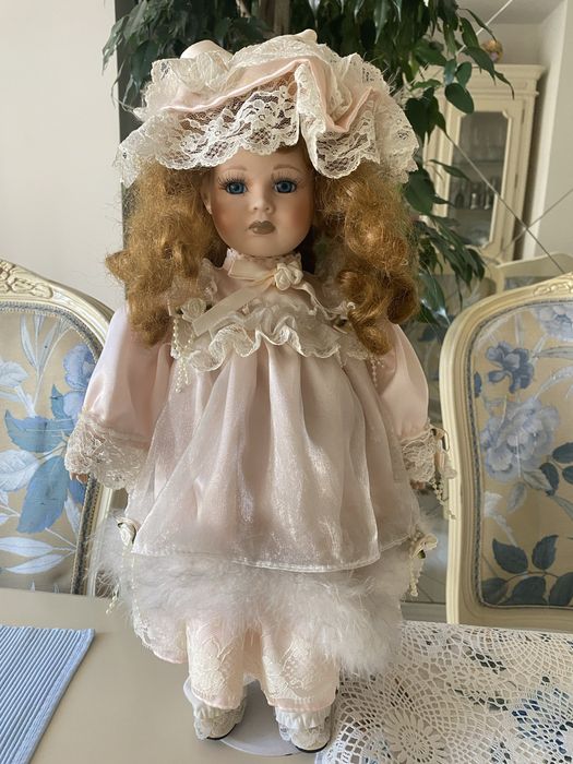 Фарфоровая кукла