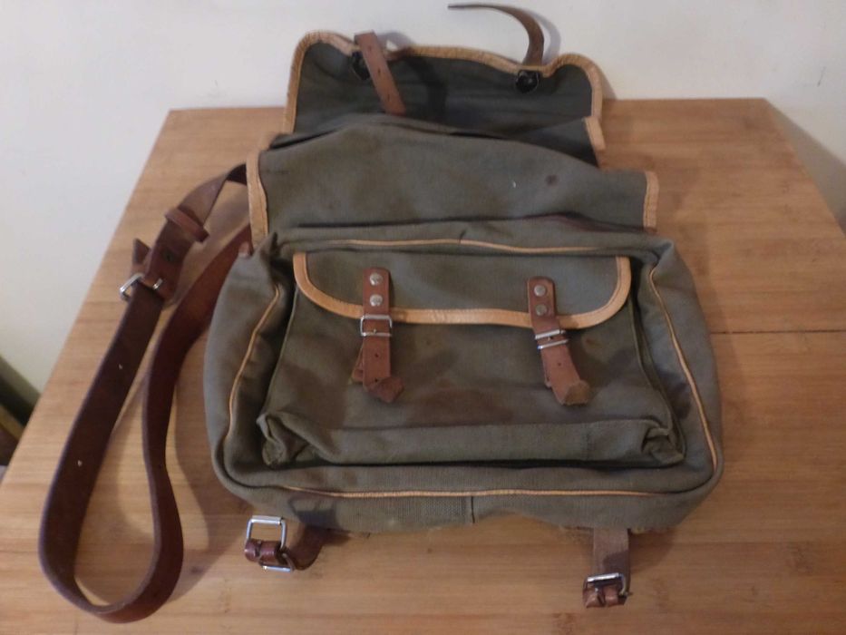 Туристическа брезентова чанта с кожена презрамка и каишки 1970 г