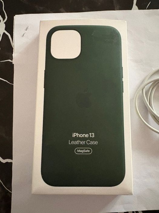 iPhone 13 с два оригинални кейса