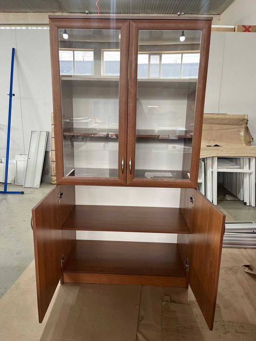 Шкаф для документов со стеклянными дверцами