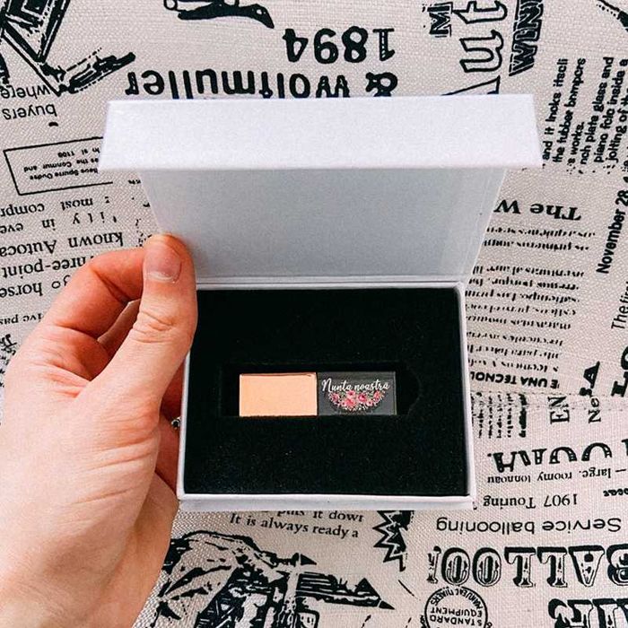 Cutie din carton pentru stick, albă, neagră, personalizată, print uv