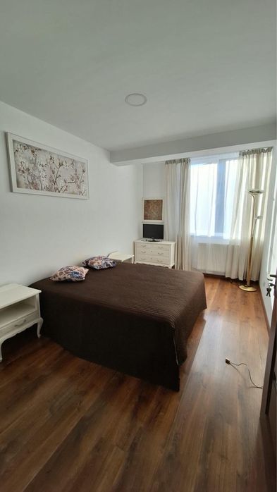 Inchiriez apartament pe str florilor Floresti