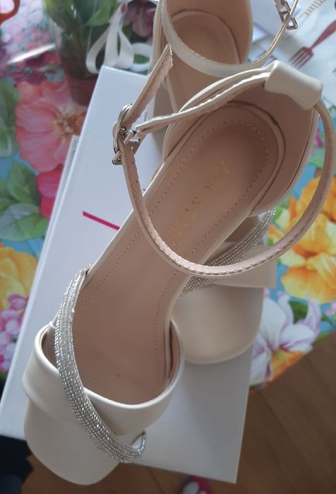 Дамски  сандали !