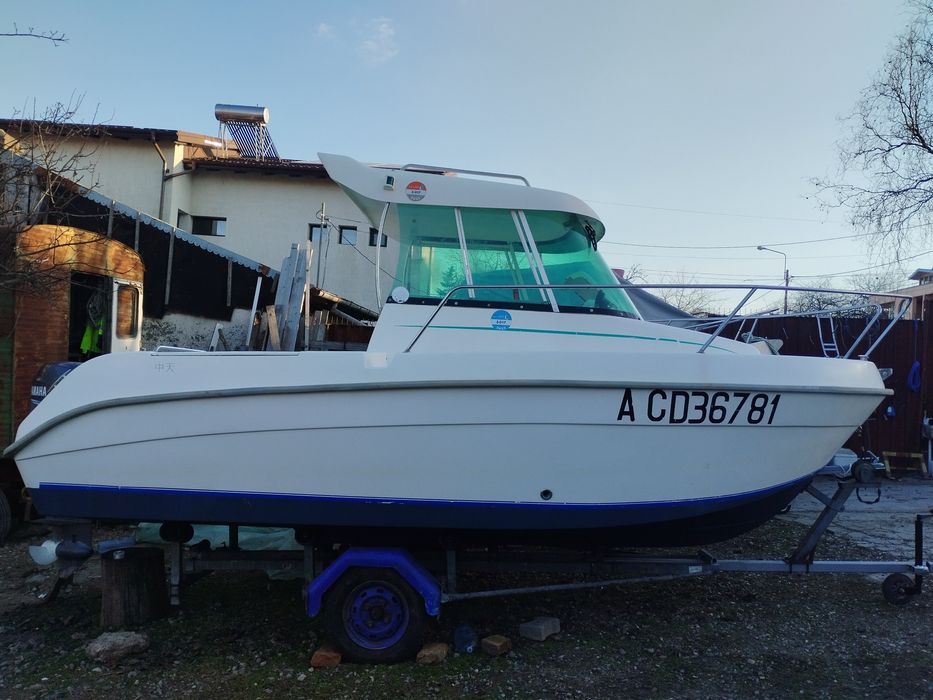 Barcă Zenit cu motor și peridoc