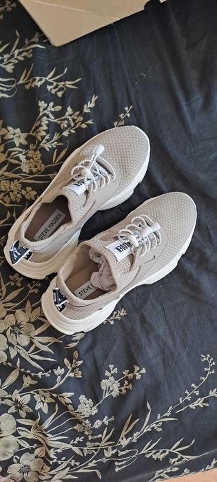 Продавам обувки на Stiven  Maden