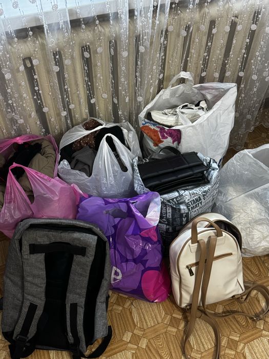 Продам 6 пакетов вещей