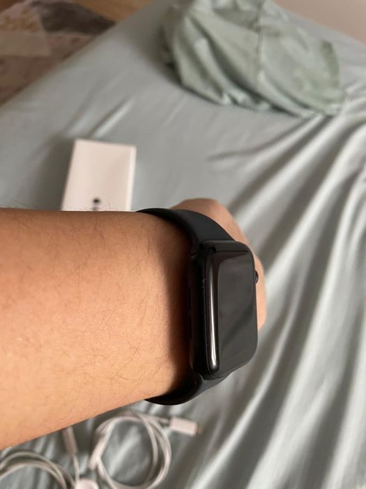 Электронные часы Apple черные