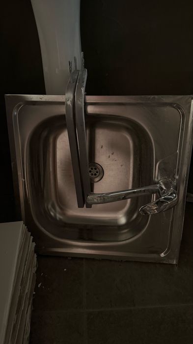 продам 2 раковины в сборе