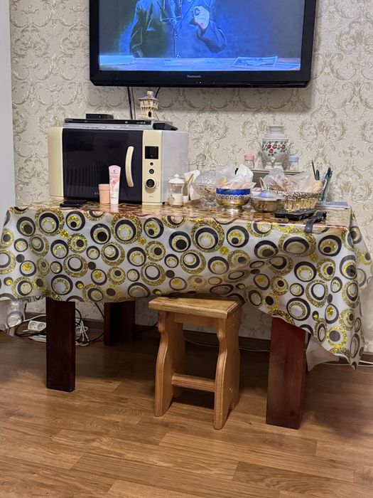 Стол,микроволновка,двд.