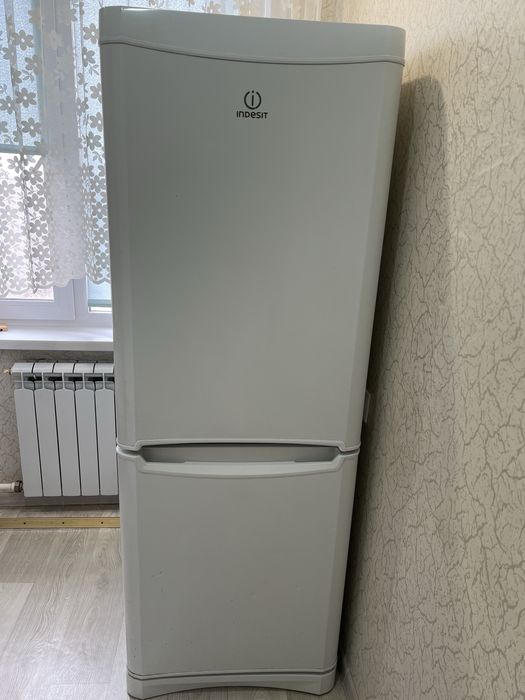 Холодильник рабочий, в нормально состояние