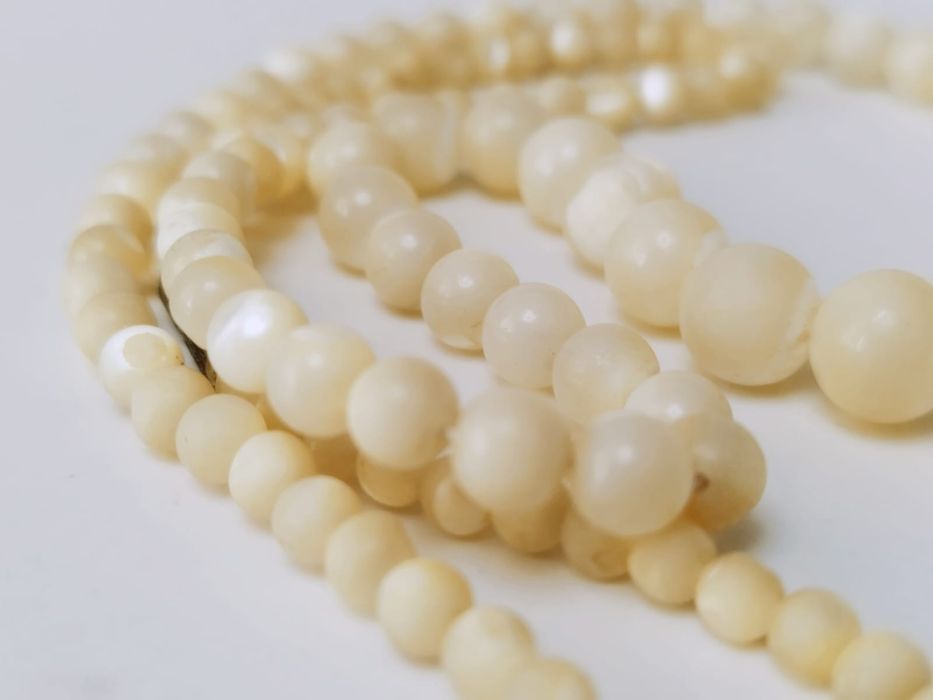 Vechi colier, anii 1920-'30, cu margele din sidef