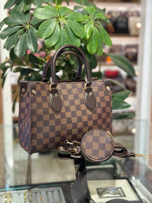 Geanta Louis Vuitton Noua !!! Dimensiuni 25/20 !!!