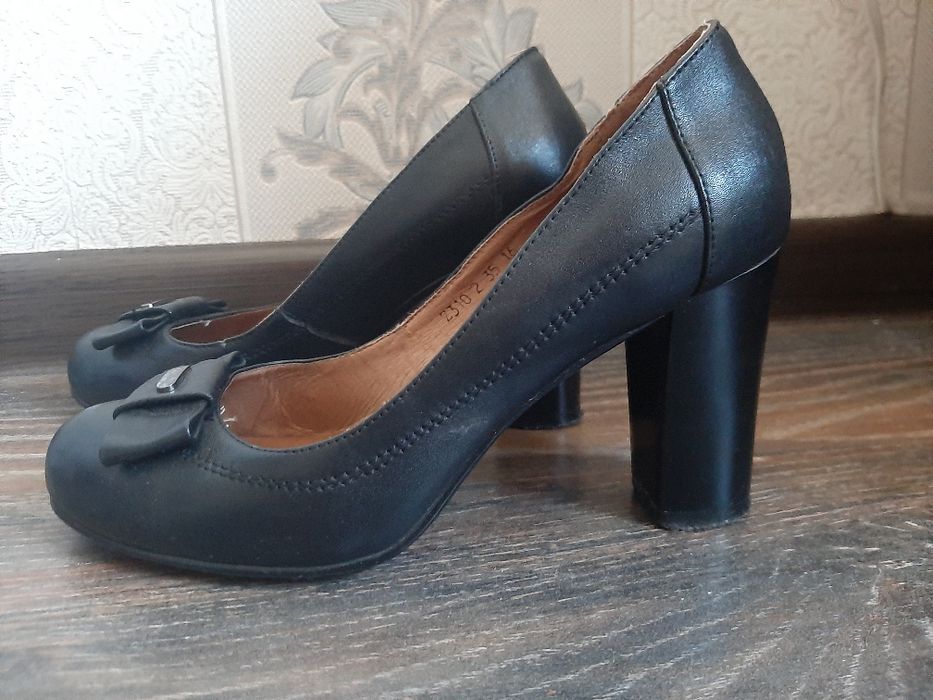 Босоножки цвета фуксии и туфли чёрного цвета, отдам всё за 1500  тенге