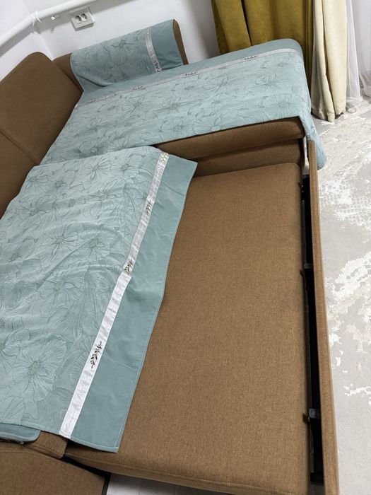 Диван коричневый