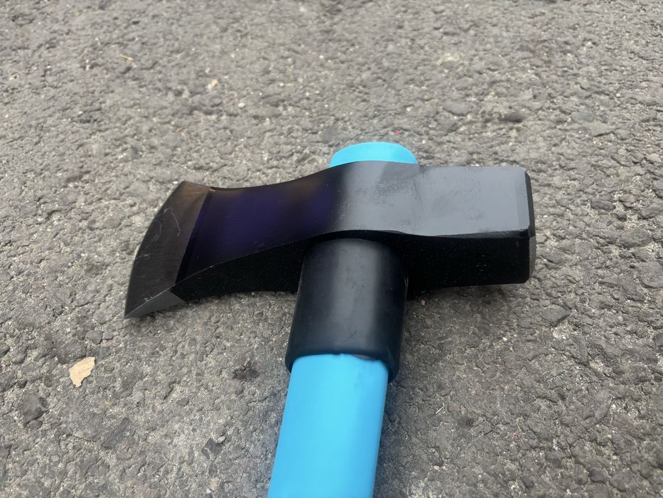 Topoare tip pană , pentru despicat 2,5 kg cu coadă fibră .