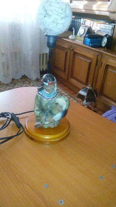 Veioza cu mama indianca cu copil in brate