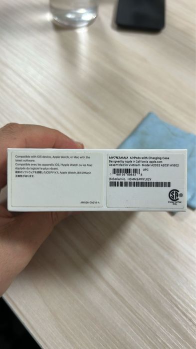 Продам оригинал кейс airpods 2