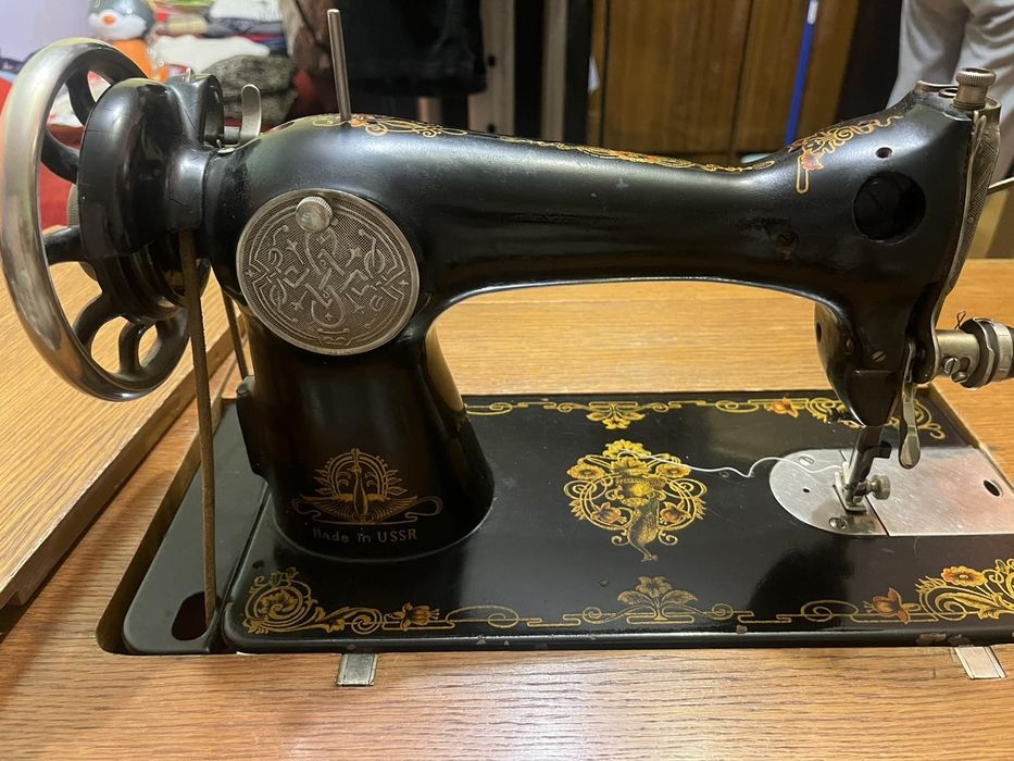 Продавам работеща руска крачна шевна машина  UNION.