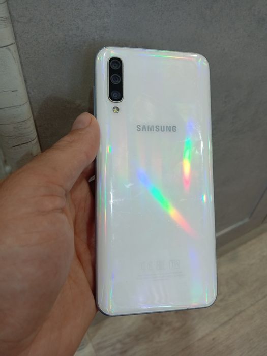 Продам телефон смартфон Samsung a50