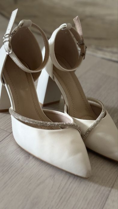 Әдемі ақ туфли, 2 рет киген