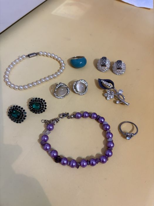 Гривни, обици, брошка, пръстени с камъни