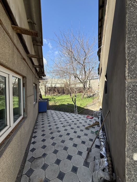 Angren Shahar markazida Hovli sotiladi